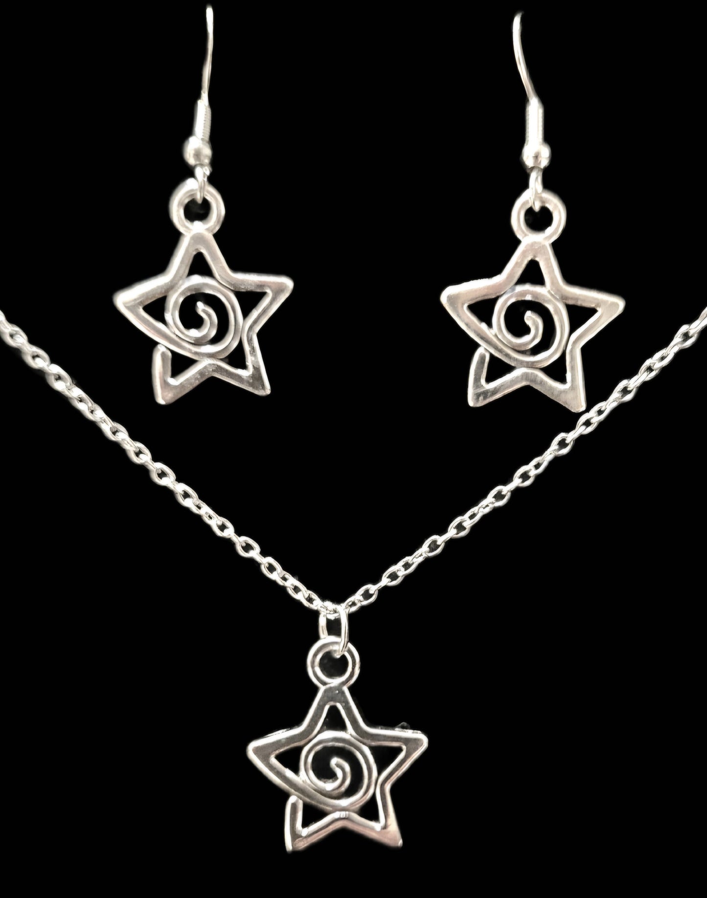 Schmuckset Sternspirale Edelstahl Kette und Ohrringe silber auf schwarzem Hintergrund