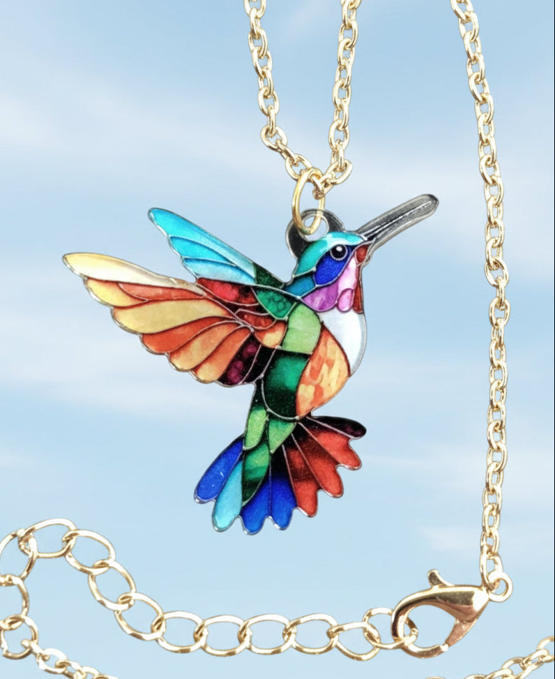Kolibri Kette bunt Mosaik mit goldfarbener Kette auf schwarzem Hintergrund