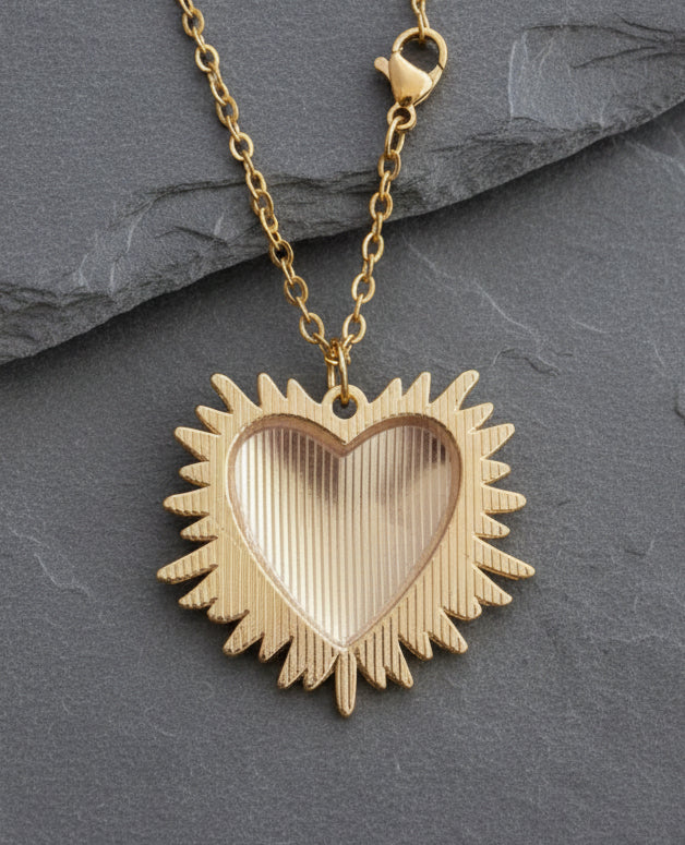 Halskette Sacred Heart Strahlen Edelstahl silber schwarzes Herz Nahaufnahme