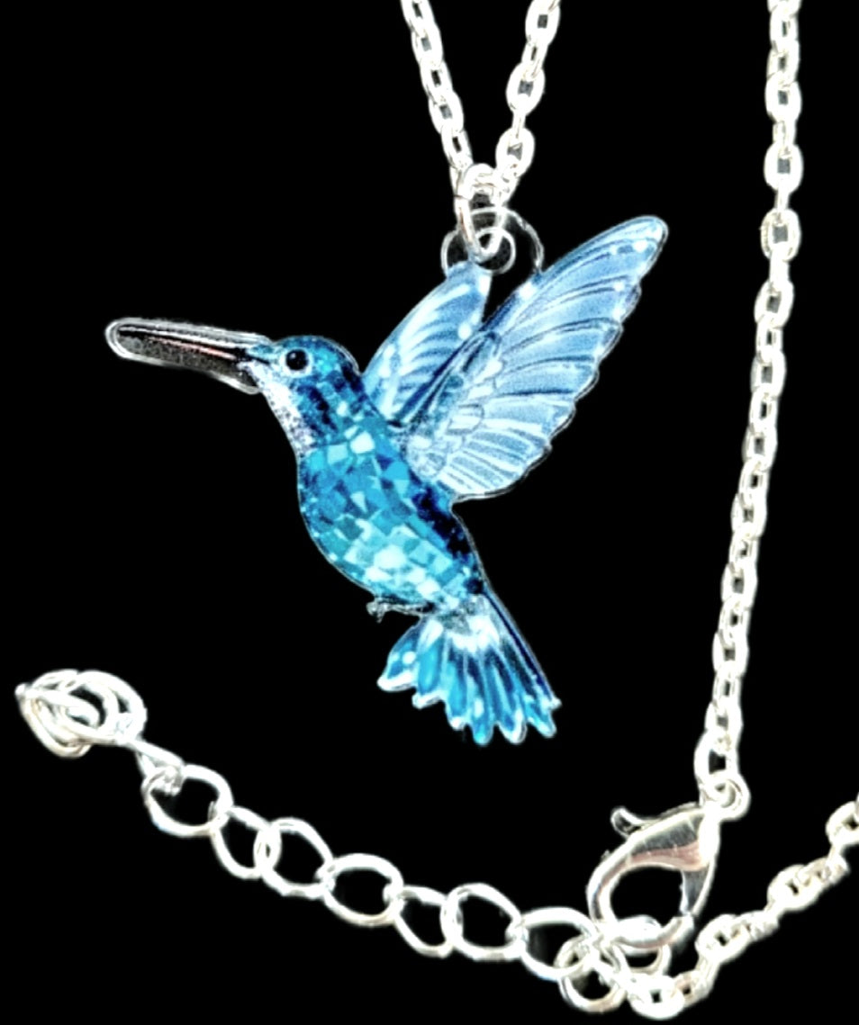 Kolibri Kette blau mit silberfarbener Kette auf schwarzem Hintergrund