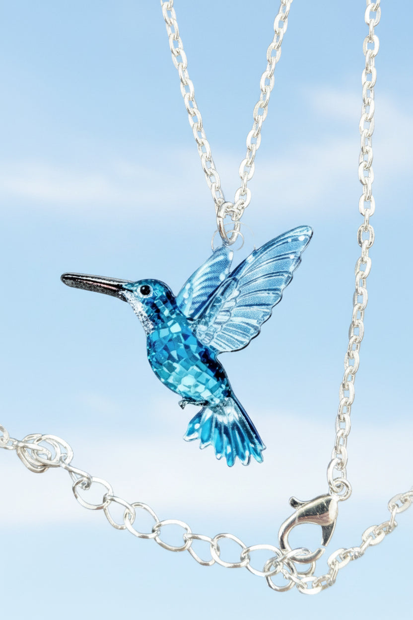 Kolibri Kette blau mit silberfarbener Kette auf schwarzem Hintergrund