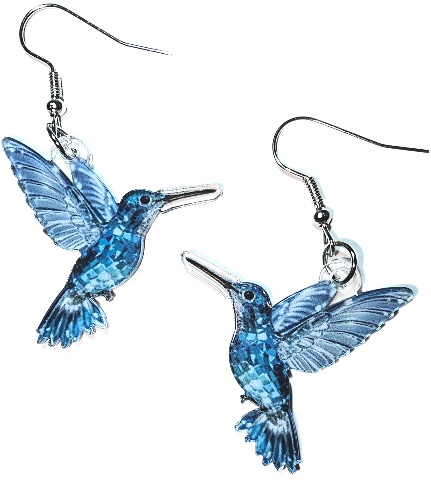 Kolibri Ohrringe blau mit silberfarbenem Fischhaken auf weißem Hintergrund