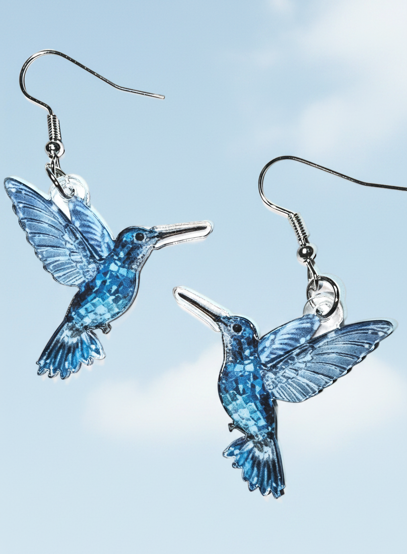 Kolibri Ohrringe blau mit silberfarbenem Fischhaken auf weißem Hintergrund