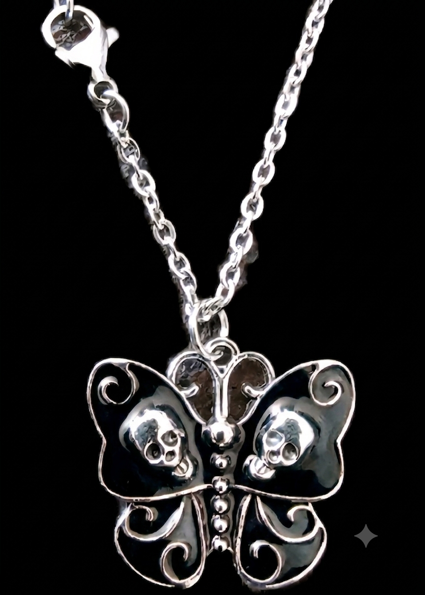 Halskette Schmetterling Totenkopf Edelstahl silber ohne Emaille auf schwarzem Hintergrund