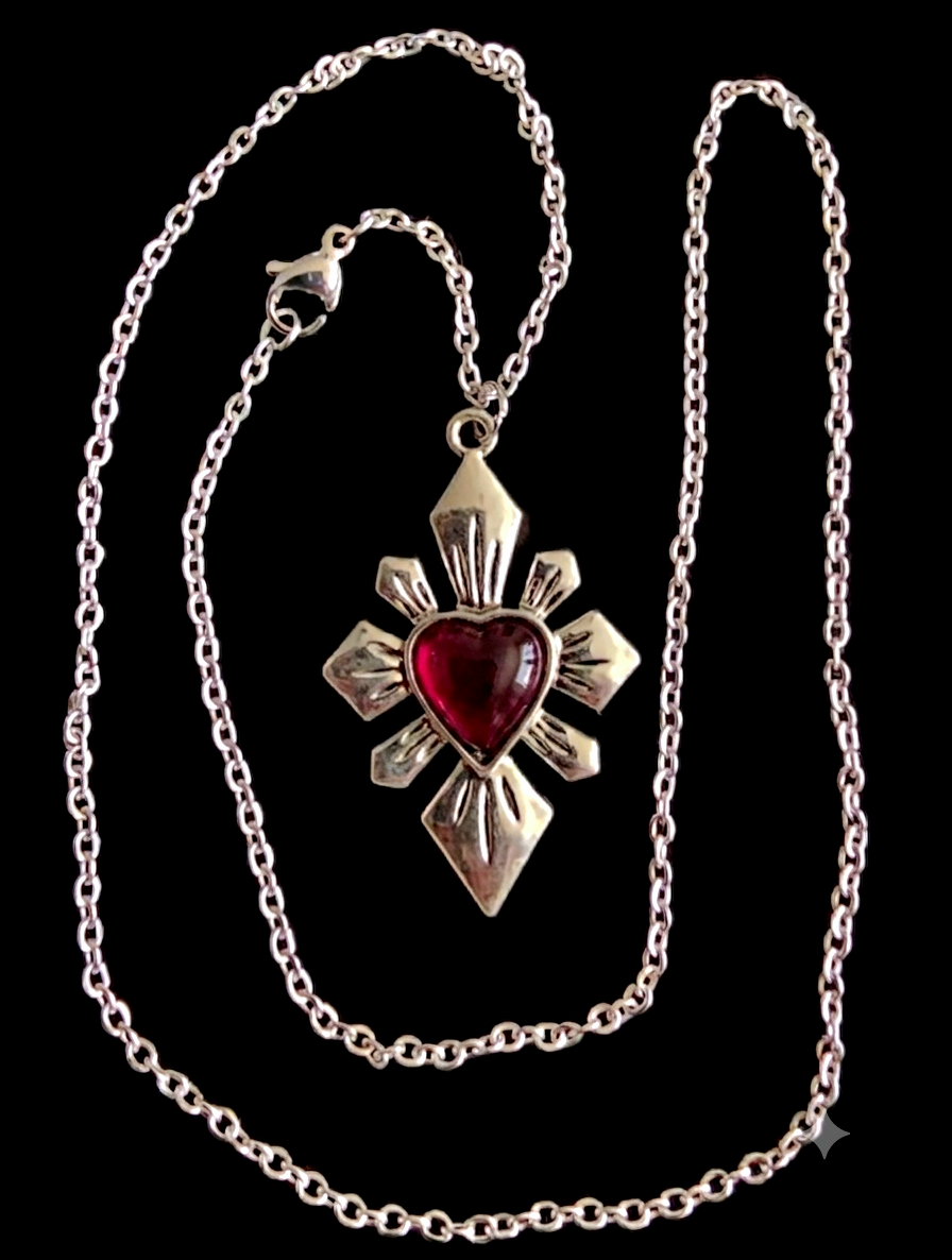 Halskette Sacred Heart Kreuz Edelstahl silber rotes Herz komplett auf schwarzem Hintergrund