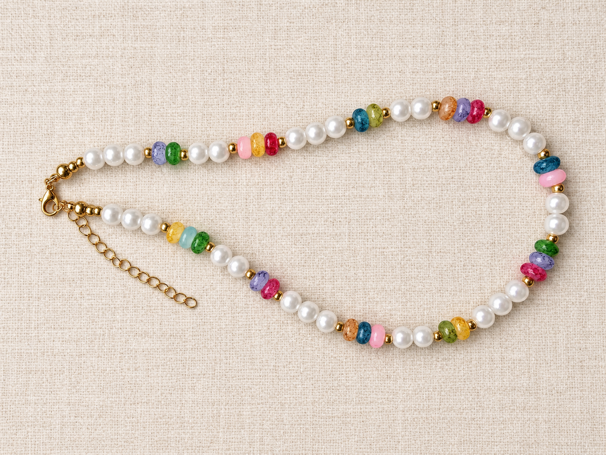 Bunte Perlenkette mit weißen Acrylperlen und Rondellen – goldfarben