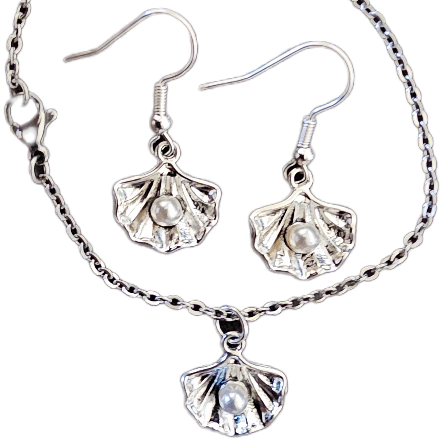 Muschel Perle Schmuckset Kette und Ohrringe silber auf weißem Hintergrund
