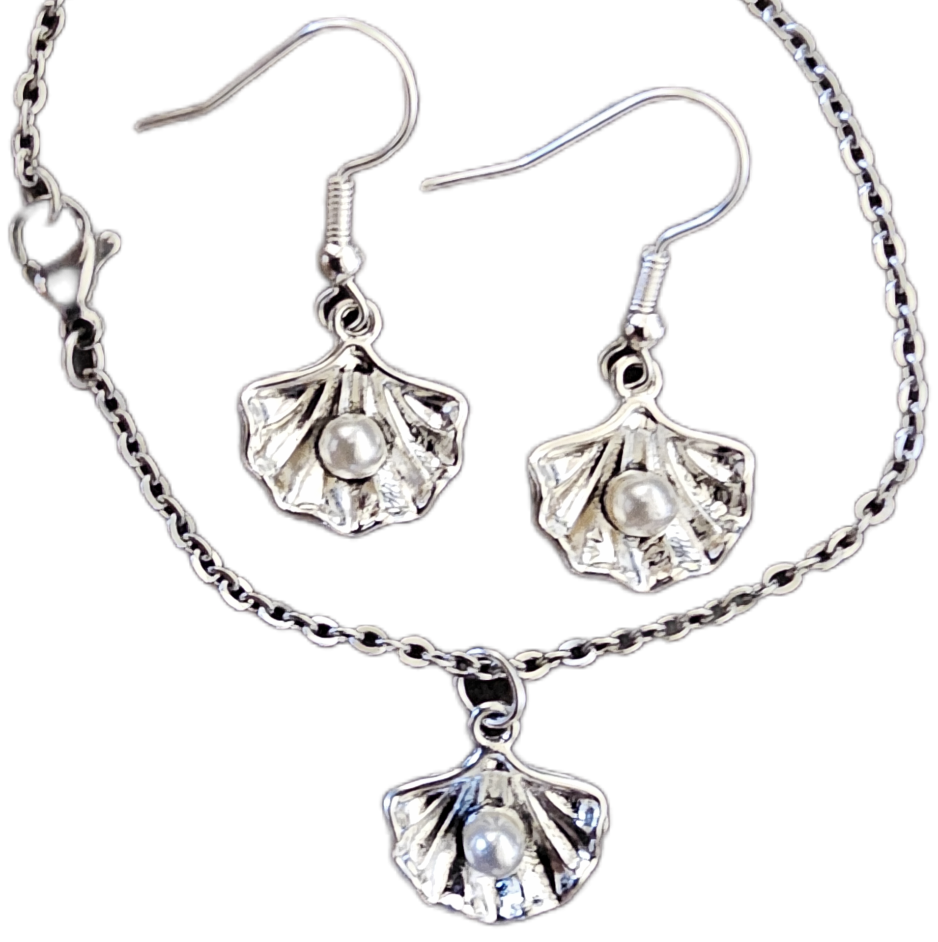 Muschel Perle Schmuckset Kette und Ohrringe silber auf weißem Hintergrund