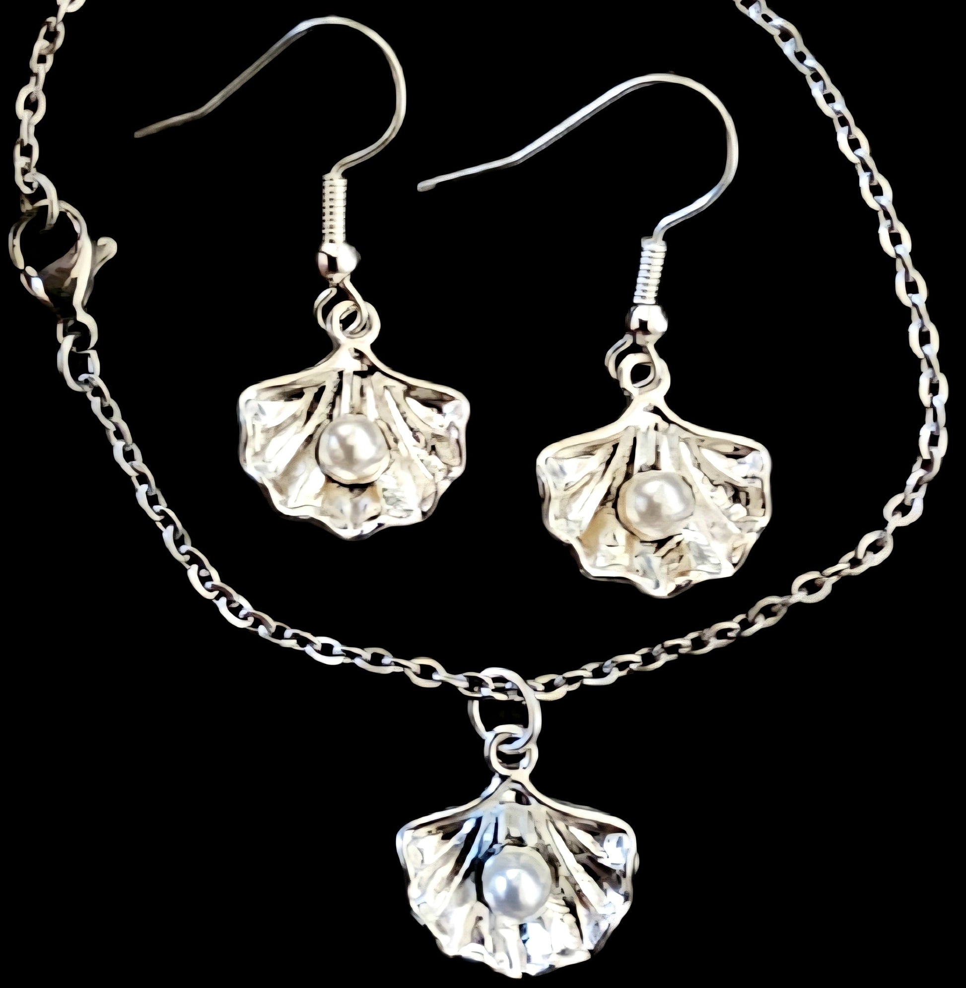 Muschel Perle Schmuckset Kette und Ohrringe silber auf schwarzem Hintergrund