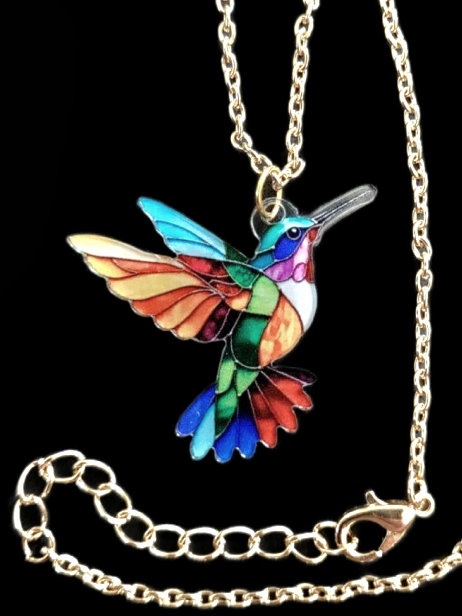 Kolibri Kette bunt Mosaik mit goldfarbener Kette auf schwarzem Hintergrund