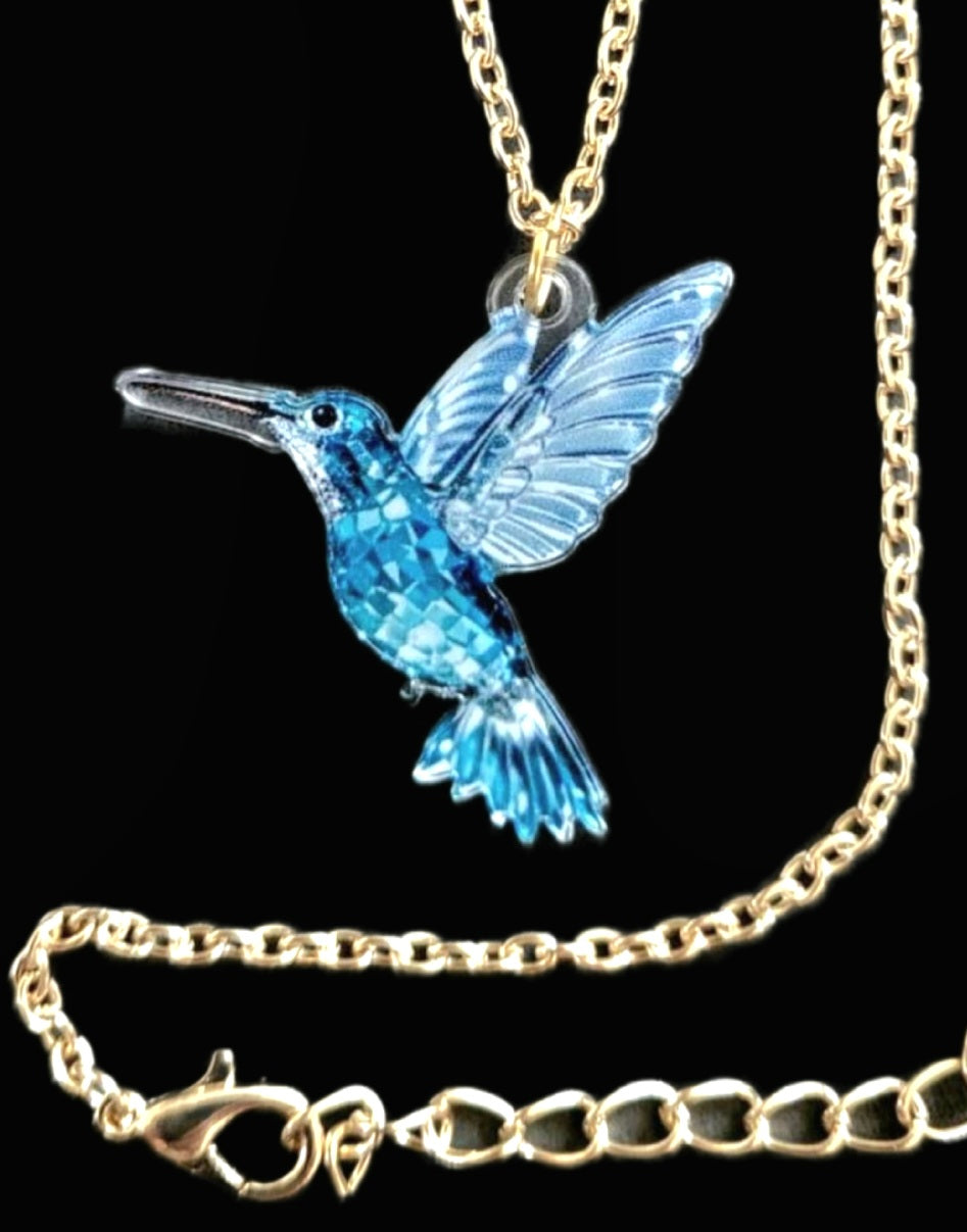 Kolibri Kette blau mit goldfarbener Kette auf schwarzem Hintergrund