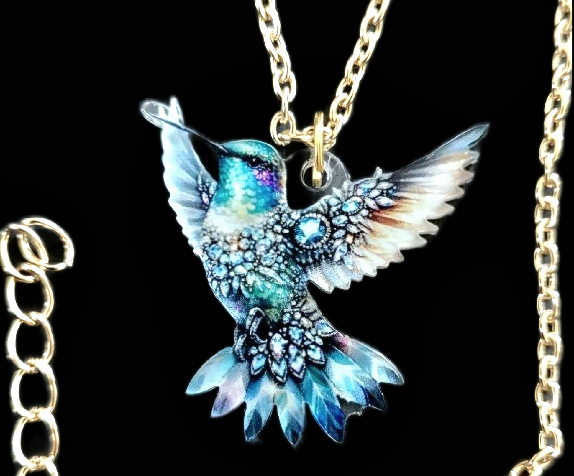 Kolibri Kette blau türkis Mandala mit goldfarbener Kette auf schwarzem Hintergrund
