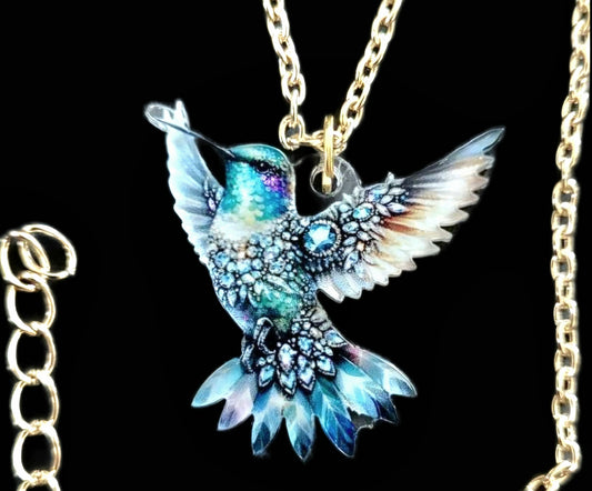 Kolibri Kette blau türkis Mandala mit goldfarbener Kette auf schwarzem Hintergrund