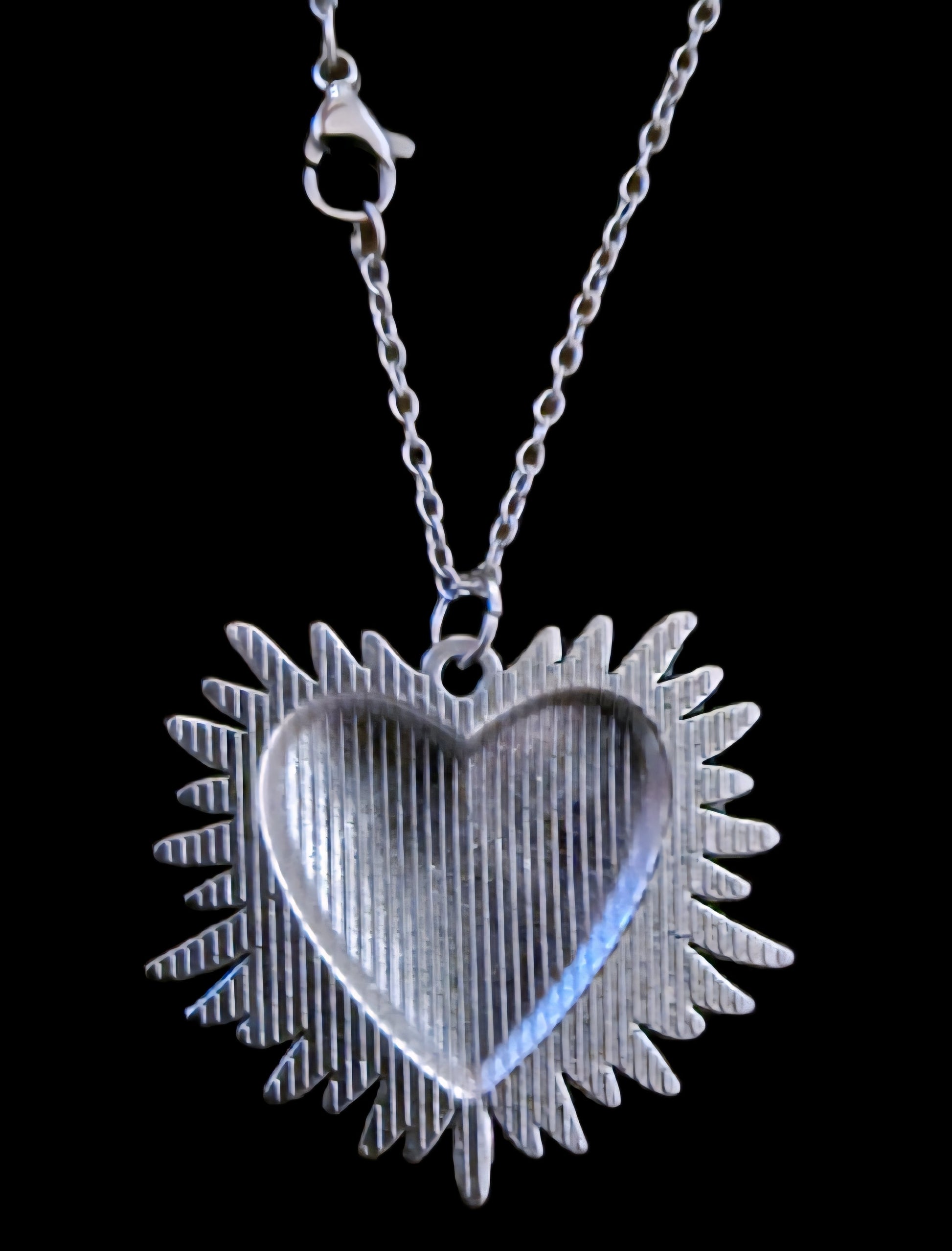 Halskette Sacred Heart Strahlen Edelstahl silber rotes Herz Nahaufnahme