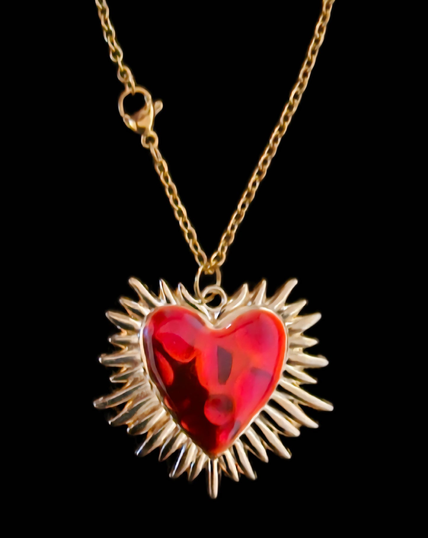 Halskette Sacred Heart Strahlen Edelstahl gold rotes Herz Nahaufnahme