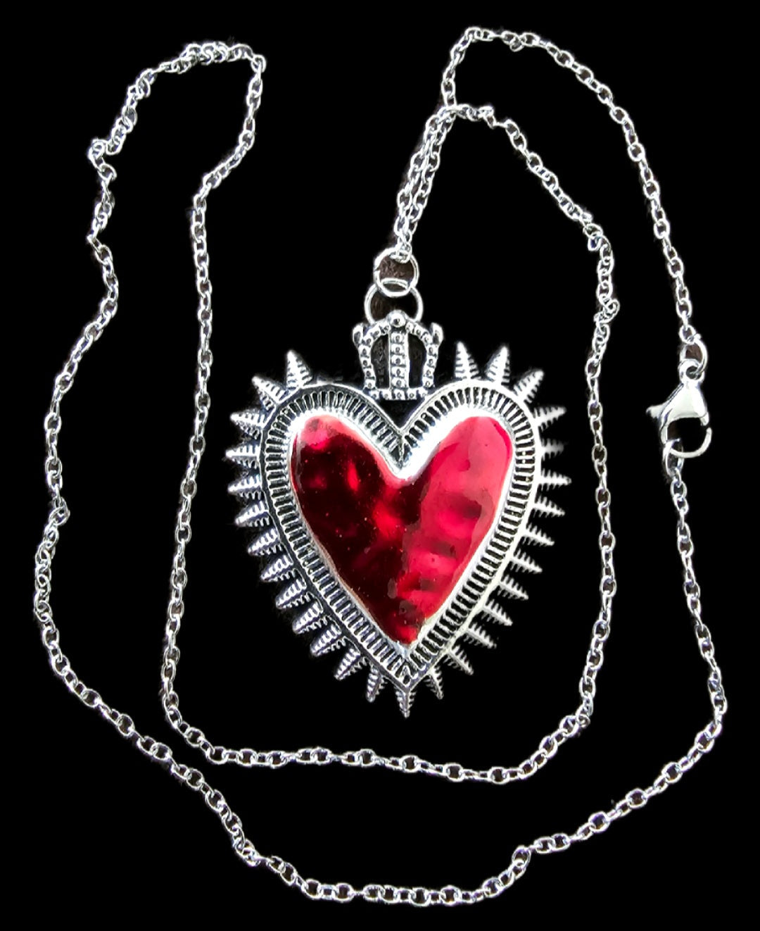 Halskette Sacred Heart mit Krone Edelstahl silber komplett auf schwarzem Hintergrund