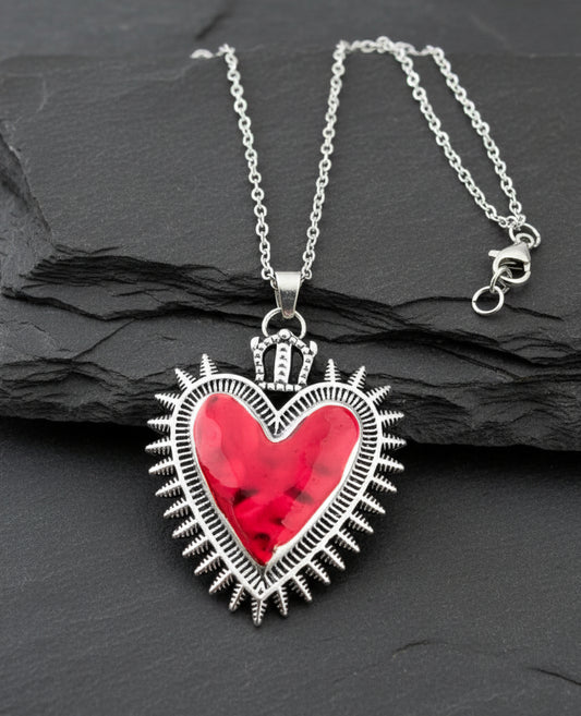Halskette Sacred Heart mit Krone Edelstahl silber komplett auf schwarzem Hintergrund