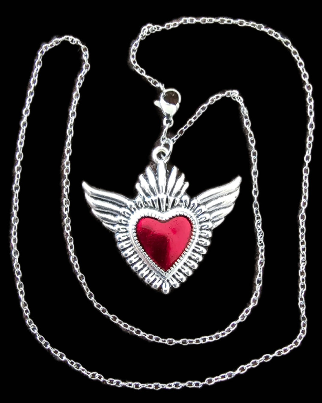 Halskette Sacred Heart mit Flügeln Edelstahl silber komplett auf schwarzem Hintergrund