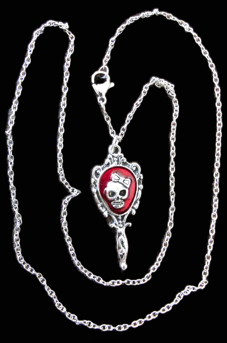 Halskette Totenkopf Spiegel Edelstahl silber rot komplett auf schwarzem Hintergrund