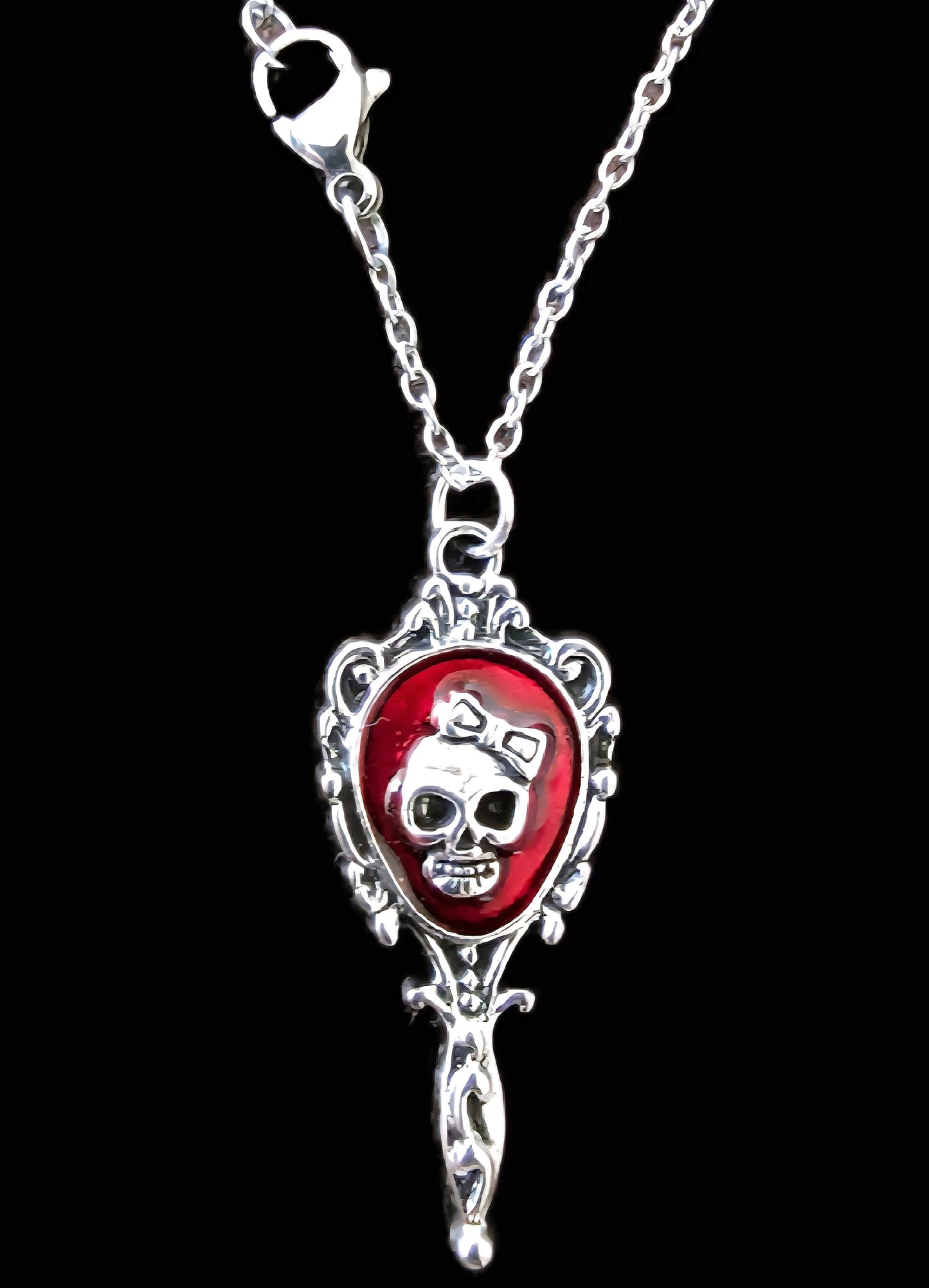 Halskette Totenkopf Spiegel Edelstahl silber rot Nahaufnahme
