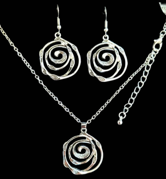 Schmuckset Rosen-Spirale Edelstahl Kette und Ohrringe silber auf schwarzem Hintergrund