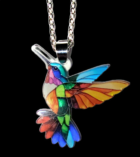 Kolibri Kette bunt Mosaik mit silberfarbener Kette auf schwarzem Hintergrund