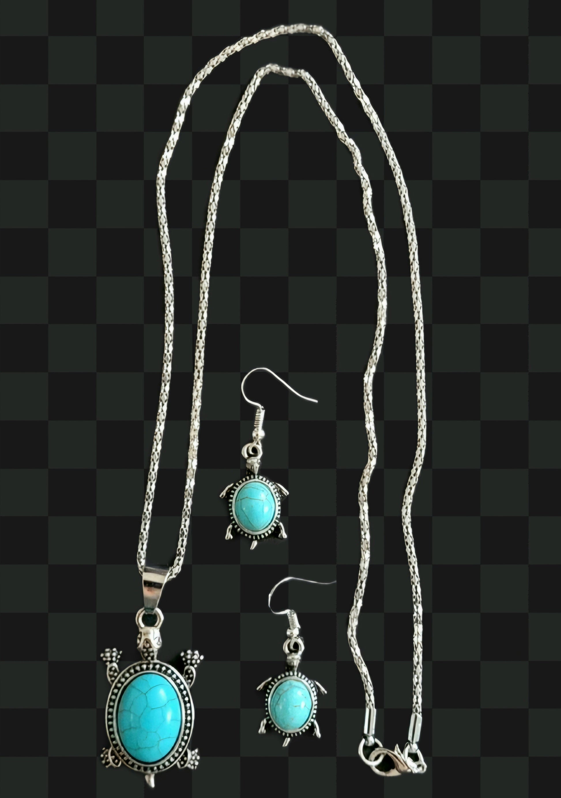 Schmuckset Schildkröte türkis silber Kette und Ohrringe auf dunklem Hintergrund