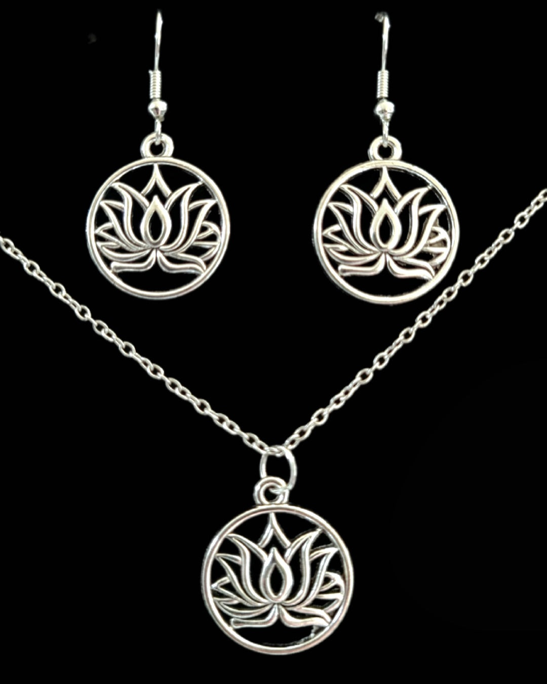 Schmuckset Lotusblume Edelstahl Kette und Ohrringe silber auf schwarzem Hintergrund