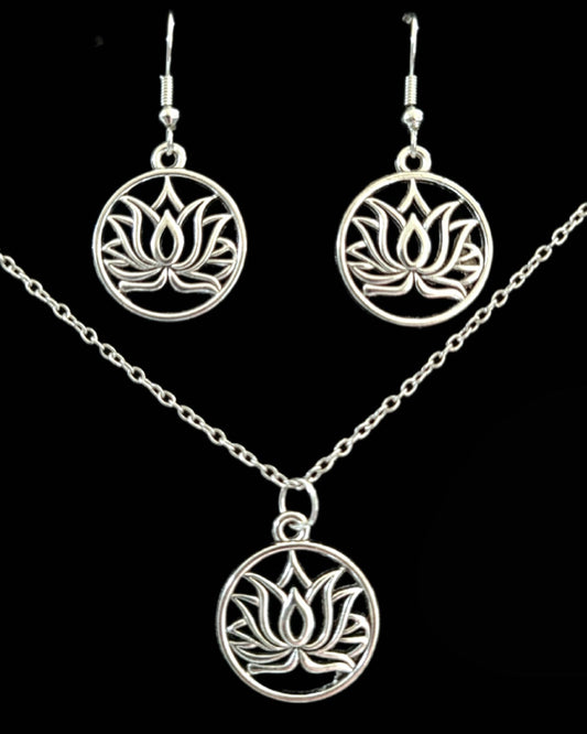 Schmuckset Lotusblume Edelstahl Kette und Ohrringe silber auf schwarzem Hintergrund