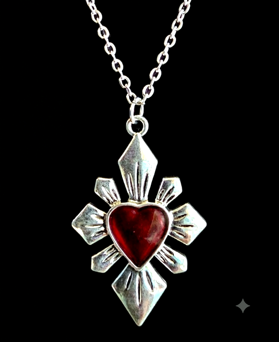 Halskette Sacred Heart Kreuz Edelstahl silber rotes Herz Nahaufnahme auf schwarzem Hintergrund