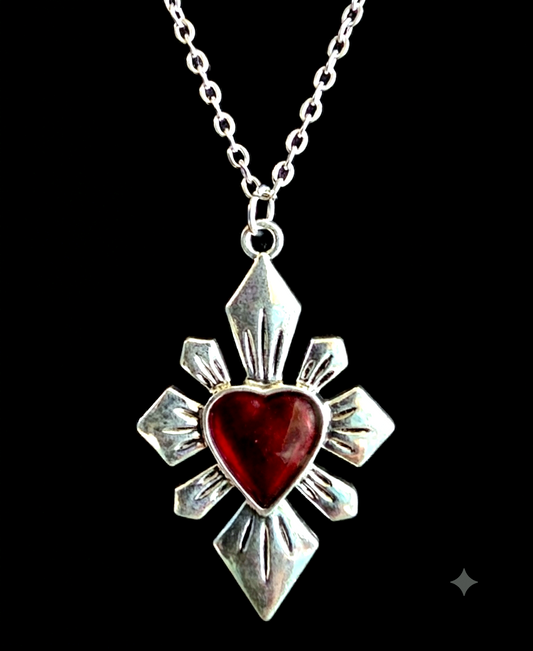Halskette Sacred Heart Kreuz Edelstahl silber rotes Herz Nahaufnahme auf schwarzem Hintergrund