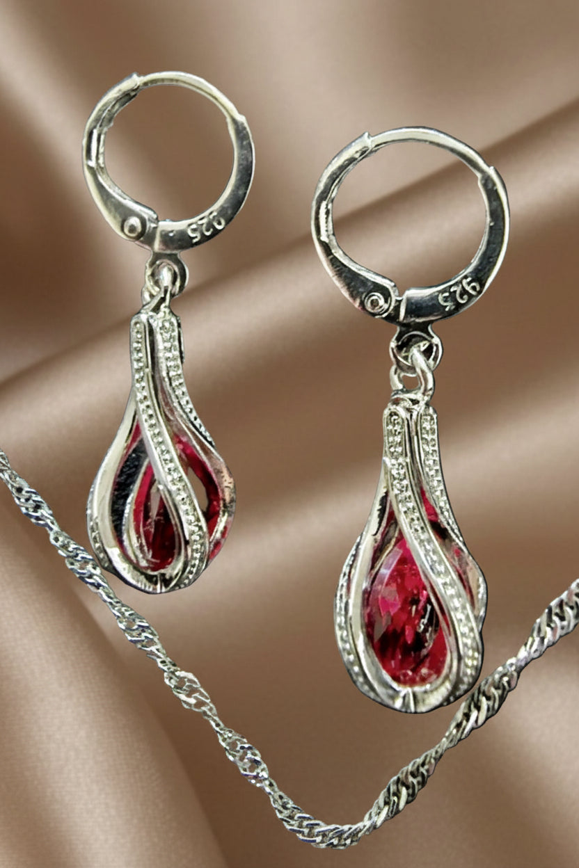 Ohrringe 925 Silber Tropfen mit rotem Zirkonia Nahaufnahme