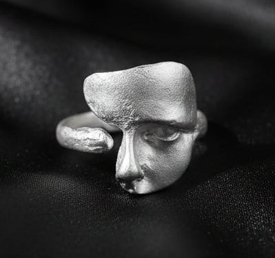 Ring silberfarben mit skulpturalem Gesichts-Motiv One Size verstellbar