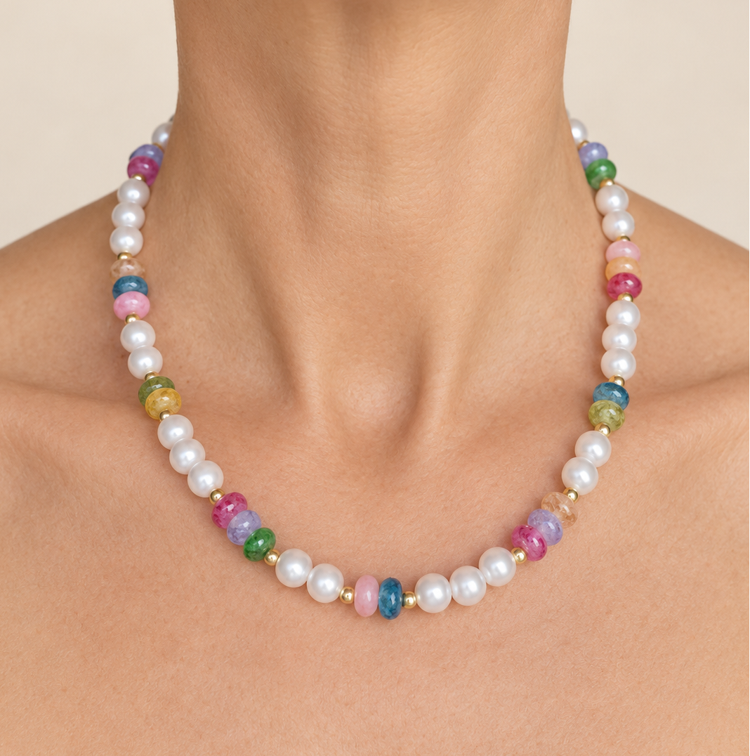 Bunte Perlenkette mit weißen Acrylperlen und Rondellen – goldfarben
