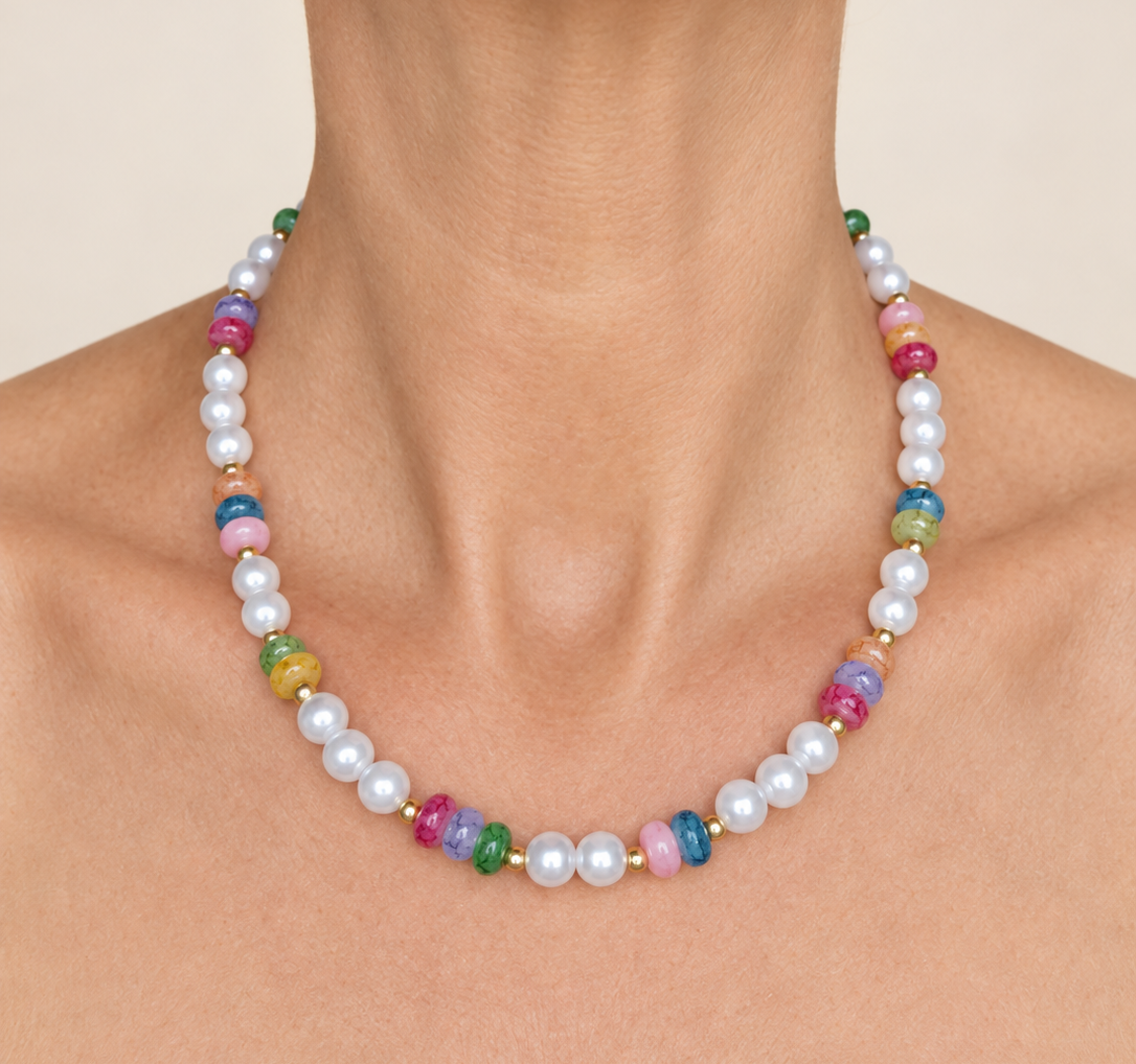 Bunte Perlenkette mit weißen Acrylperlen und Rondellen – goldfarben